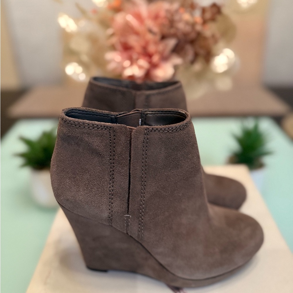 Jessica Simpson Brown Suede Wedges